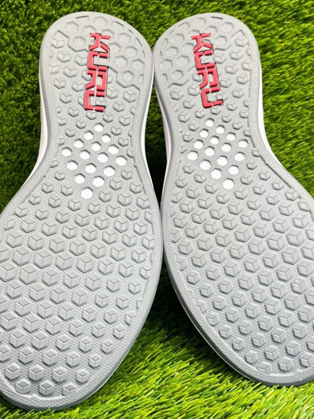 Kuru Atom Slip-On Mens Size 9.5 Gray White‎ Athletic Walking Shoes Sneakers